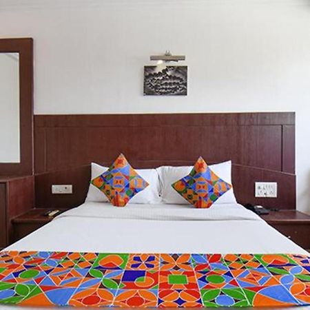 Hotel Shirdi Sai Wada Екстер'єр фото