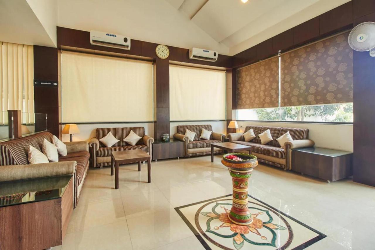 Hotel Shirdi Sai Wada Екстер'єр фото