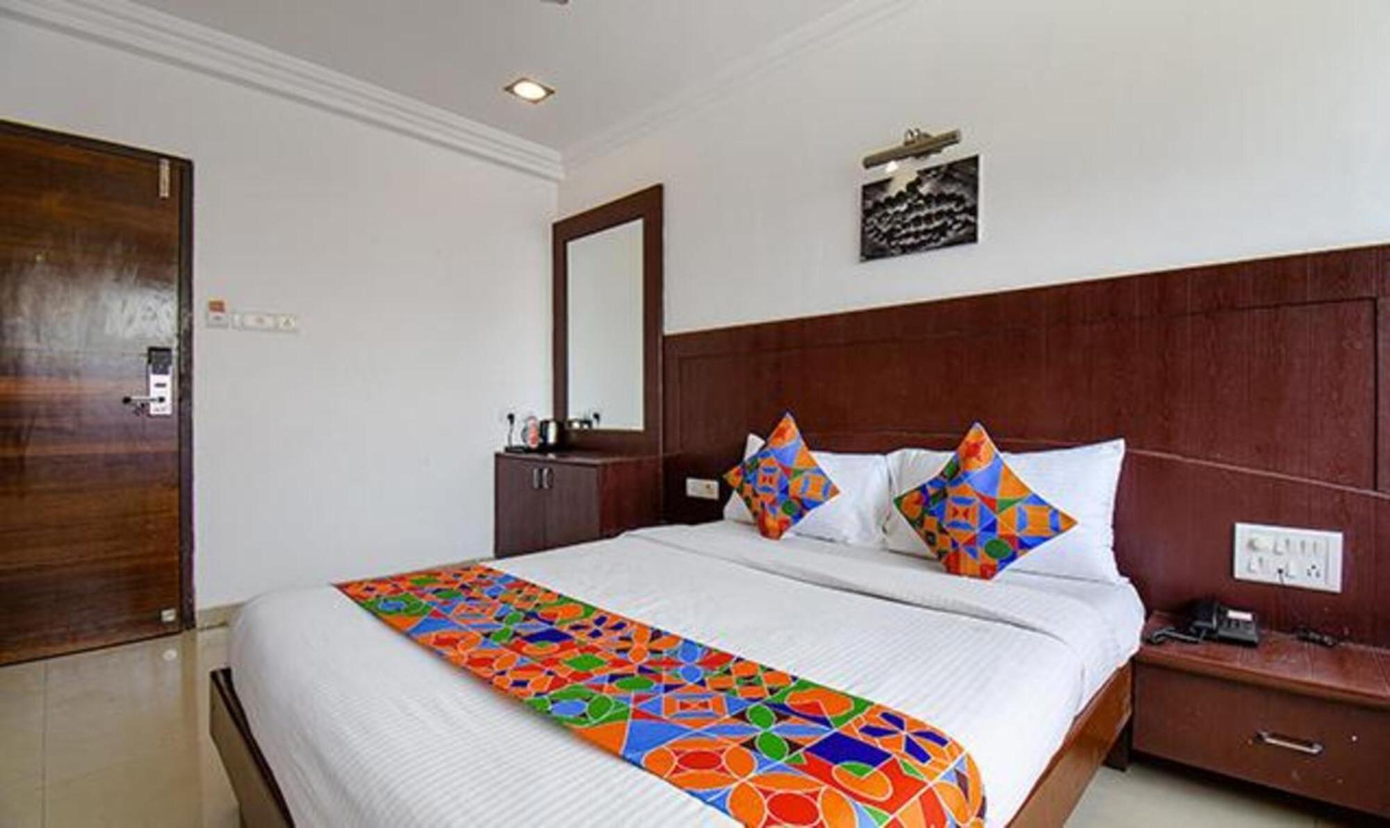 Hotel Shirdi Sai Wada Екстер'єр фото