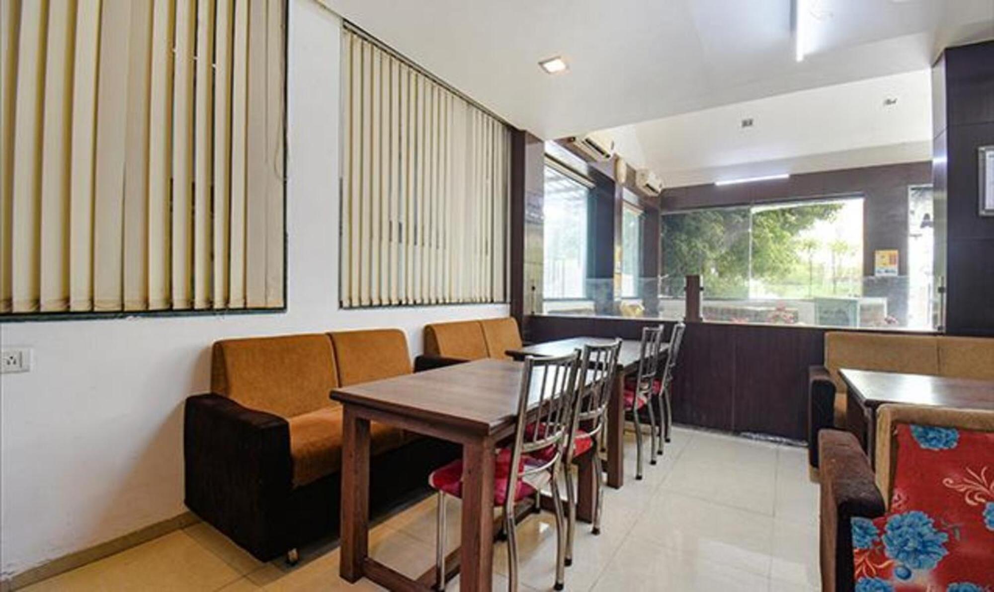 Hotel Shirdi Sai Wada Екстер'єр фото