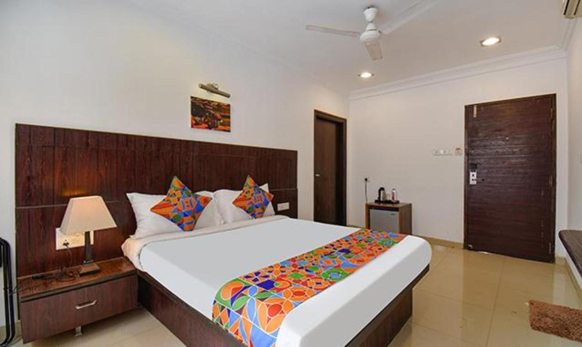 Hotel Shirdi Sai Wada Екстер'єр фото