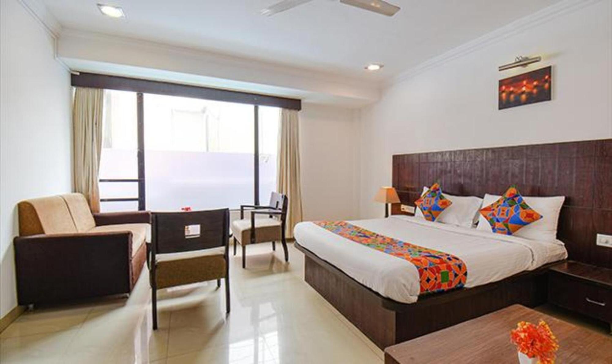 Hotel Shirdi Sai Wada Екстер'єр фото