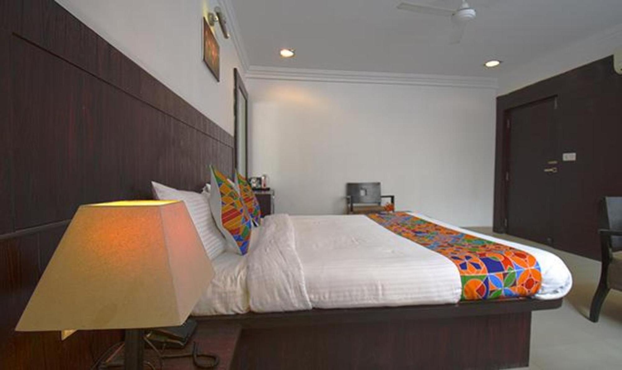 Hotel Shirdi Sai Wada Екстер'єр фото