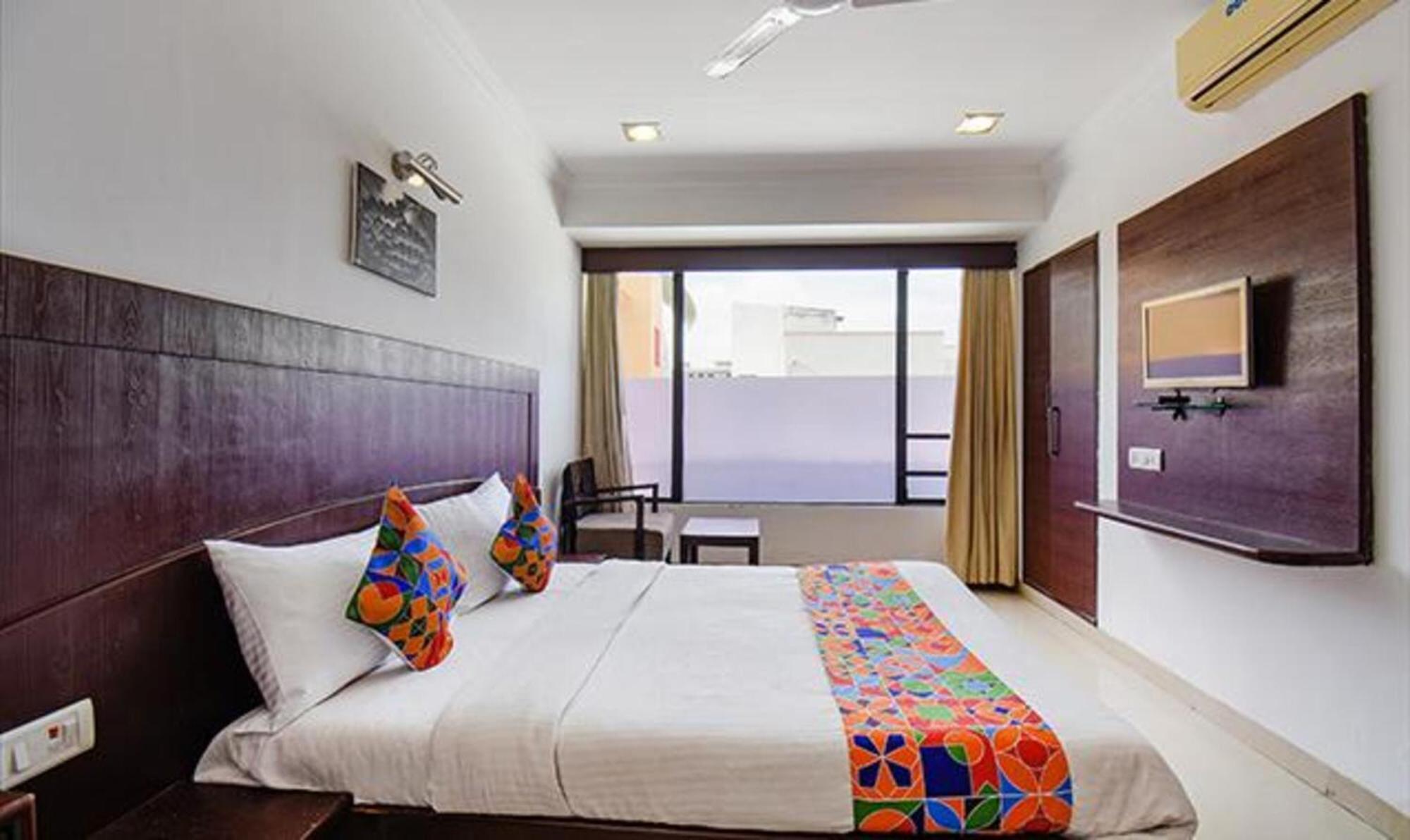 Hotel Shirdi Sai Wada Екстер'єр фото