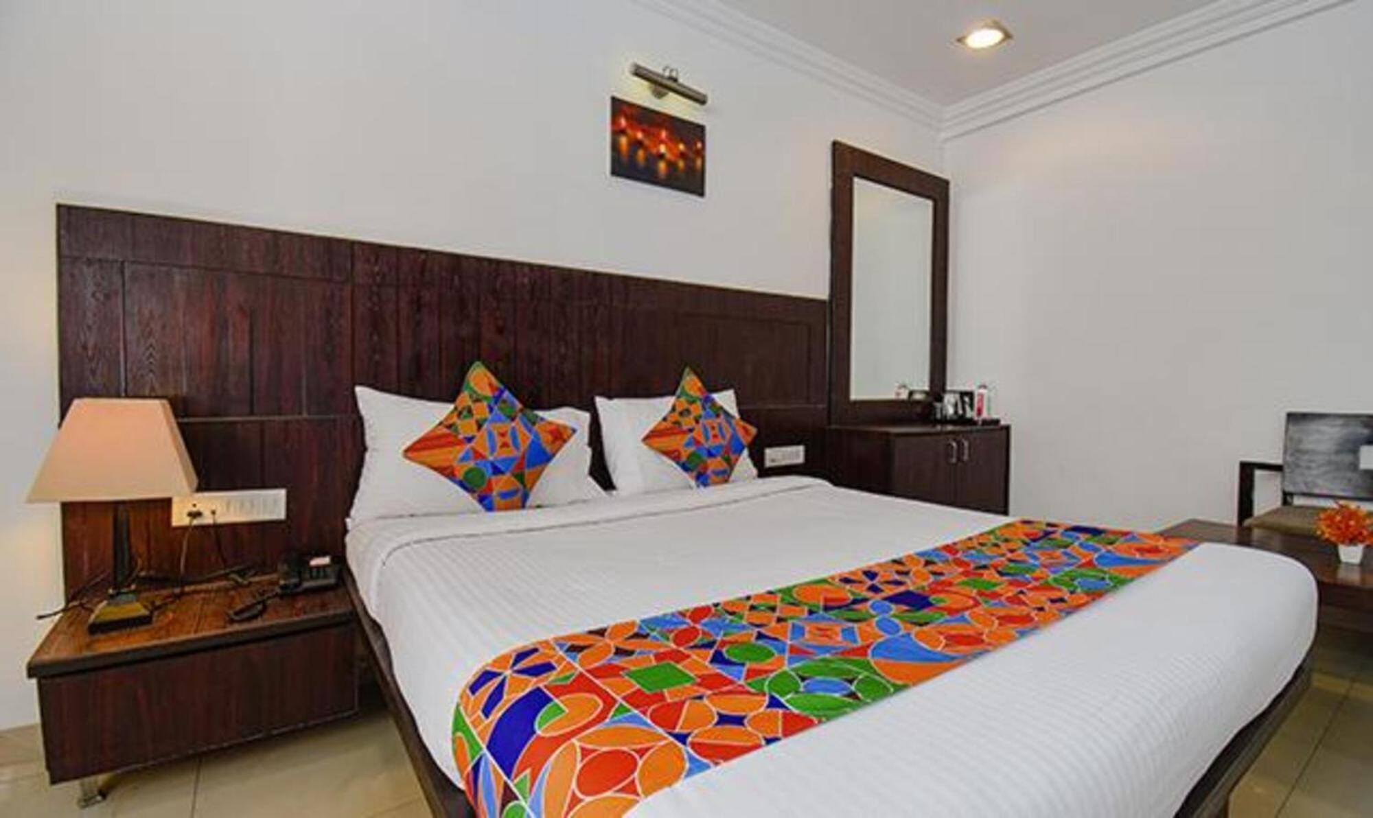 Hotel Shirdi Sai Wada Екстер'єр фото