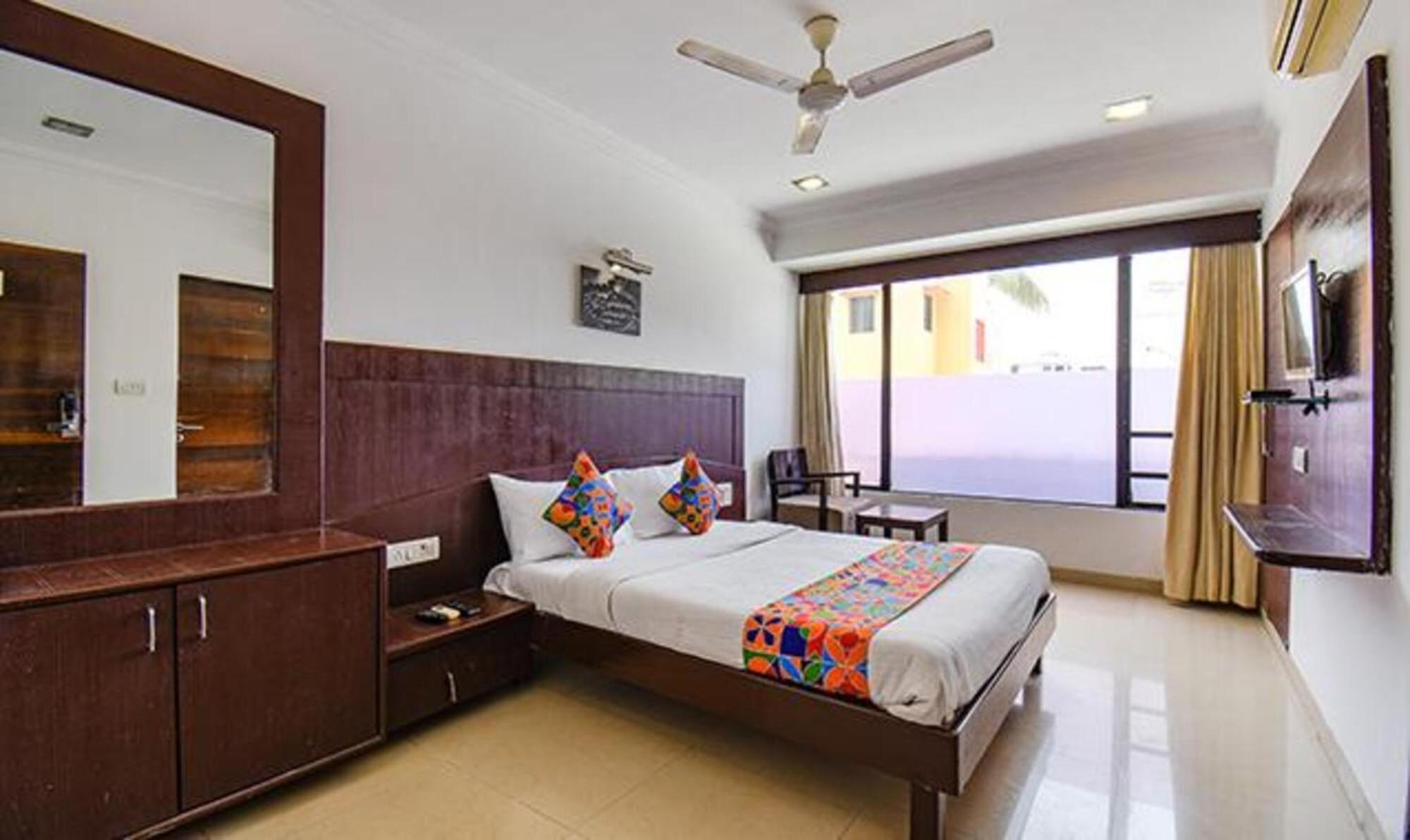 Hotel Shirdi Sai Wada Екстер'єр фото