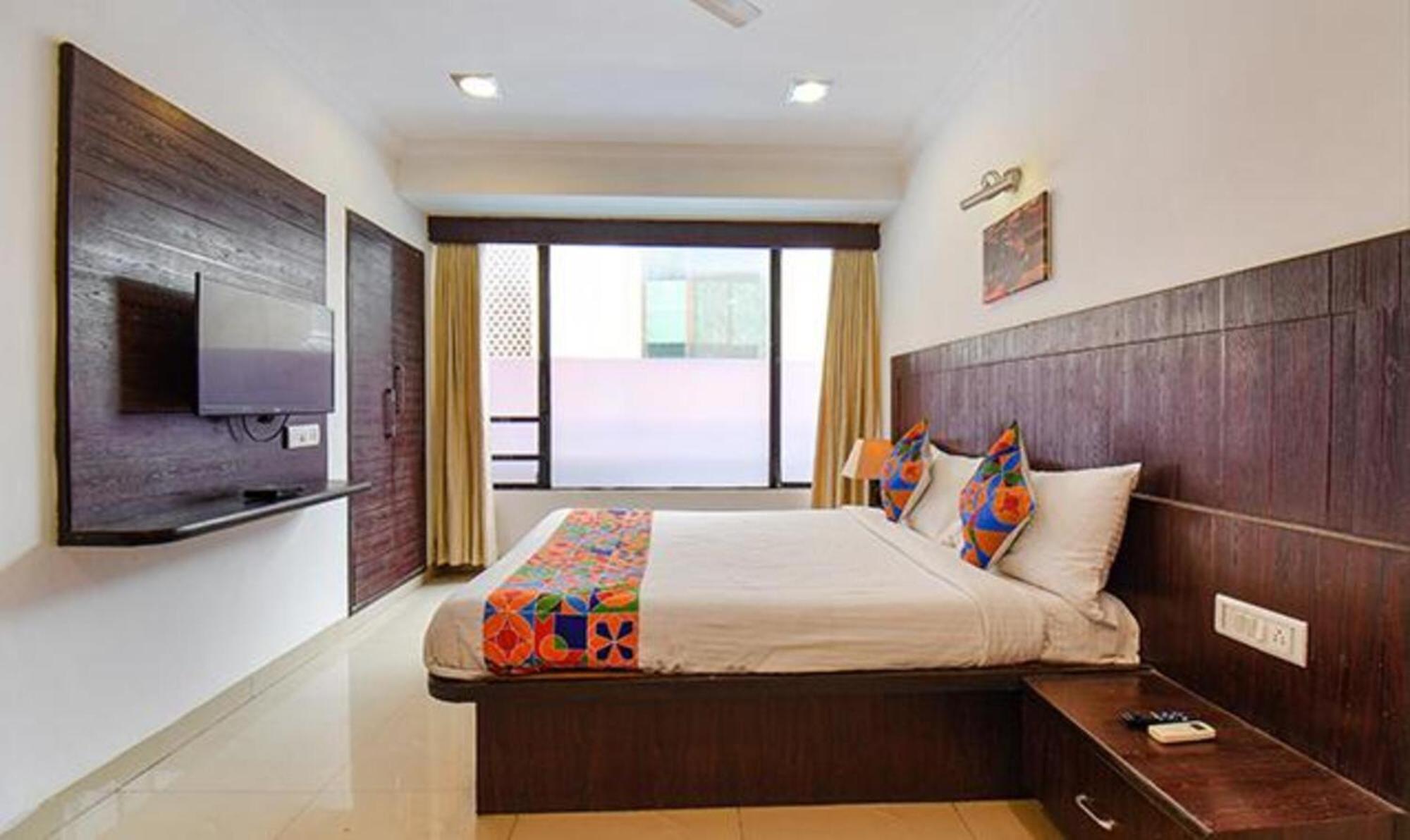 Hotel Shirdi Sai Wada Екстер'єр фото