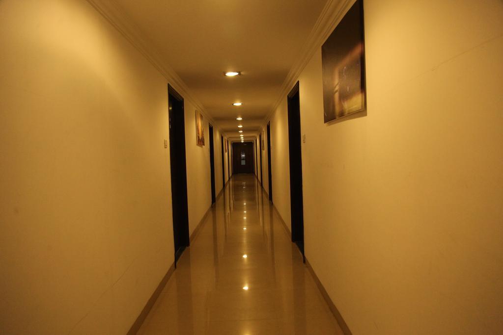Hotel Shirdi Sai Wada Екстер'єр фото